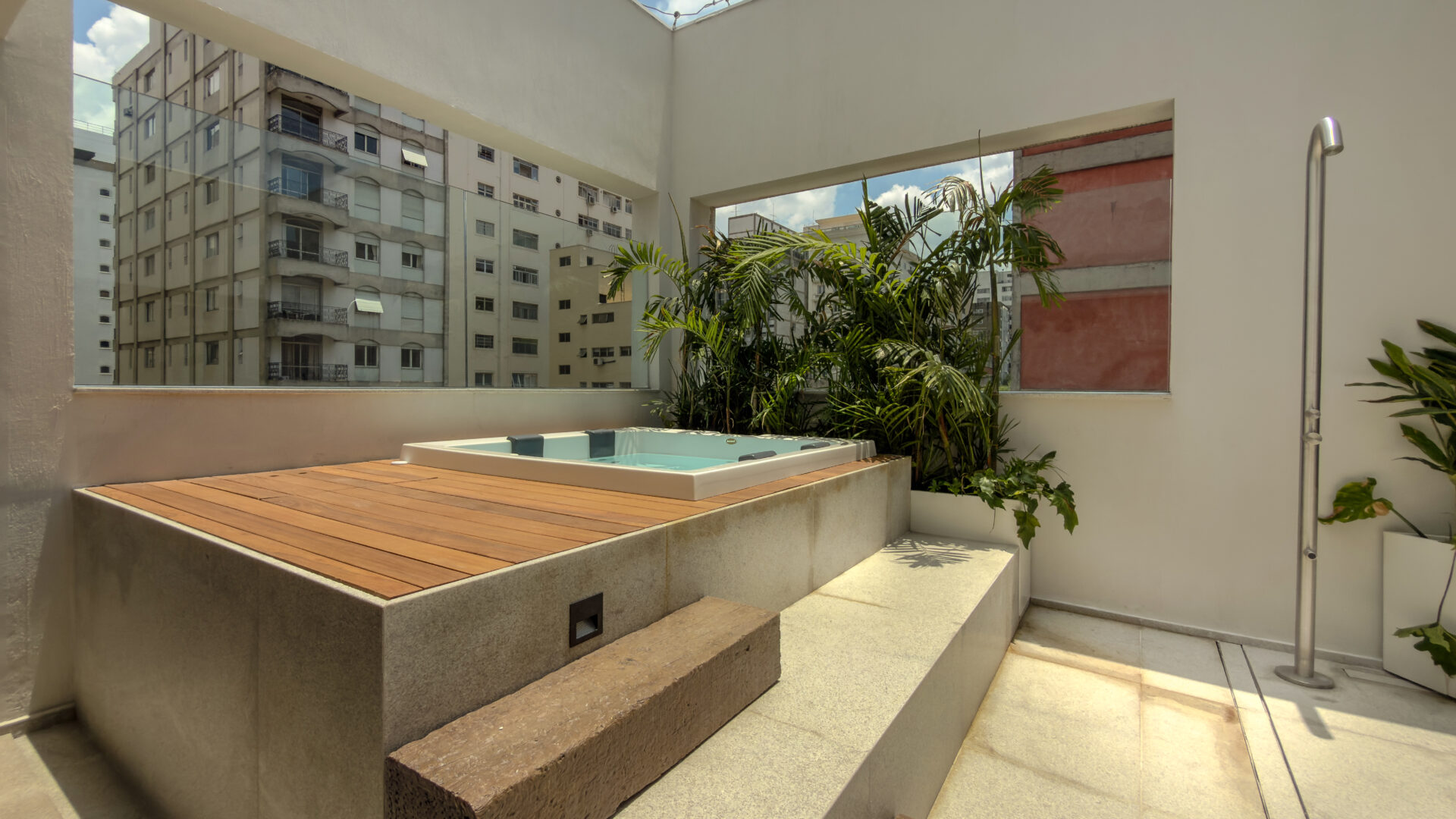Deck de madeira e piscina