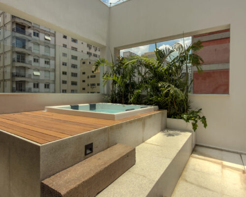 Deck de madeira e piscina